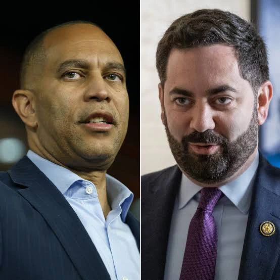 Montaje de dos fotografías. A la izquierda, Hakeem Jeffries, de perfil, con traje azul marino y camisa celeste sin corbata, hablando frente a un fondo oscuro. A la derecha, Mike Lawler, con barba, traje azul oscuro, camisa blanca, corbata morada y el pin del Congreso en la solapa, mirando a la cámara con una leve sonrisa frente a un fondo claro.